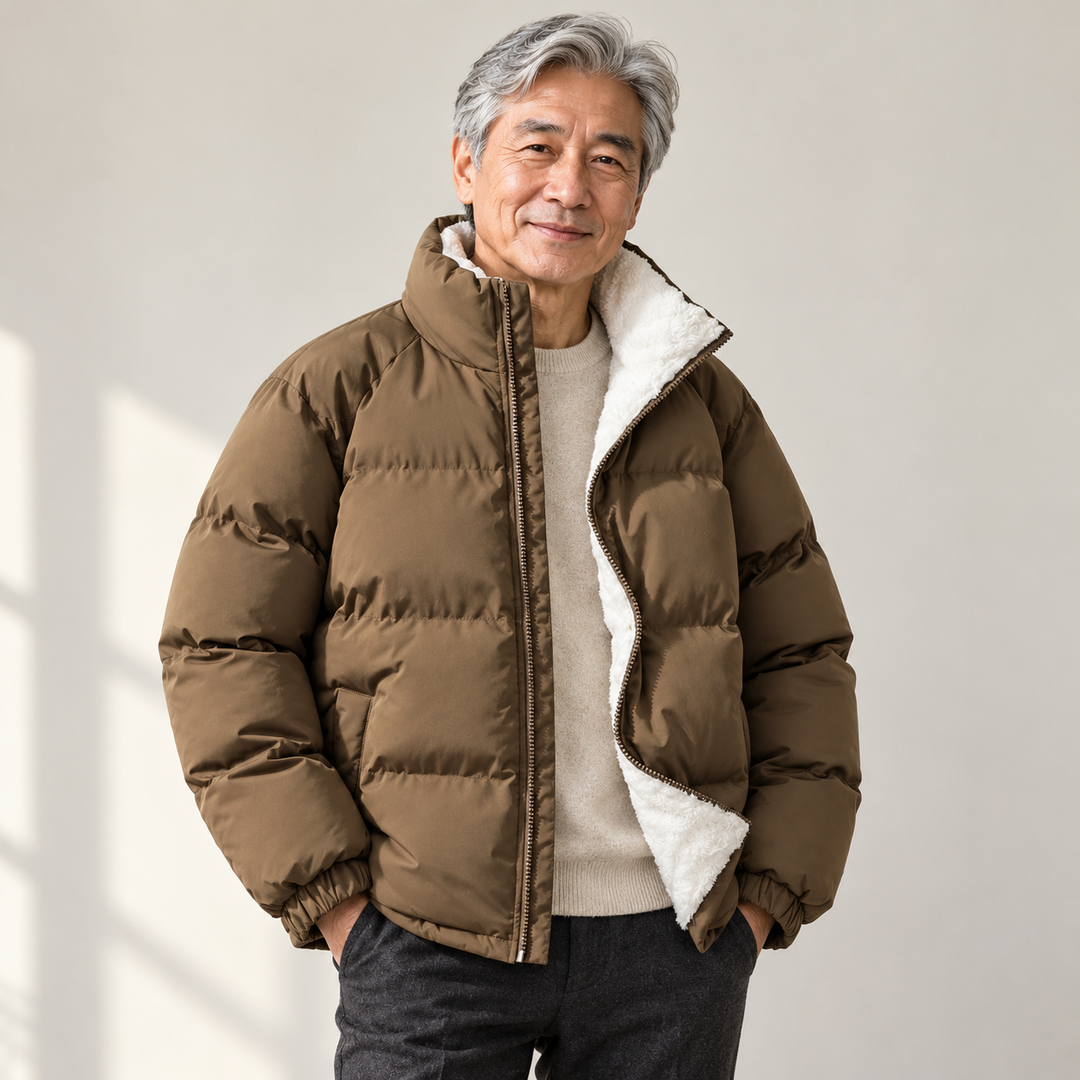 Altair Thermal - Vielseitige Herrenjacke getragen von einem Mann ab 55 Jahren