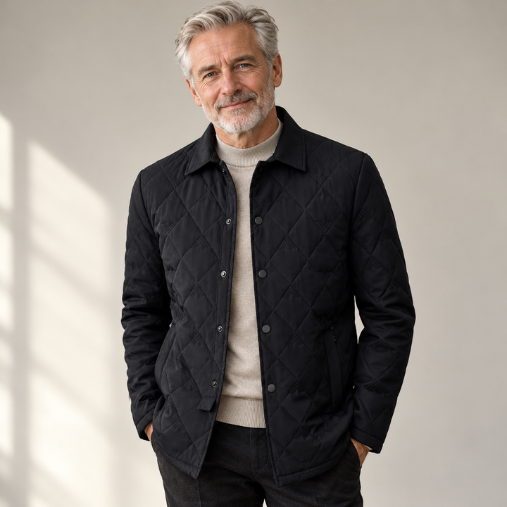 Ashbury Quilted - Vielseitige Herrenjacke getragen von einem Mann ab 55 Jahren