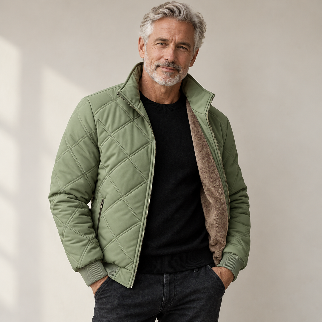 Castoro Quilted - Vielseitige Herrenjacke getragen von einem Mann ab 55 Jahren