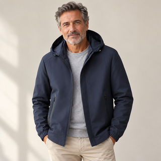Levanto - Vielseitige Herrenjacke getragen von einem Mann ab 55 Jahren