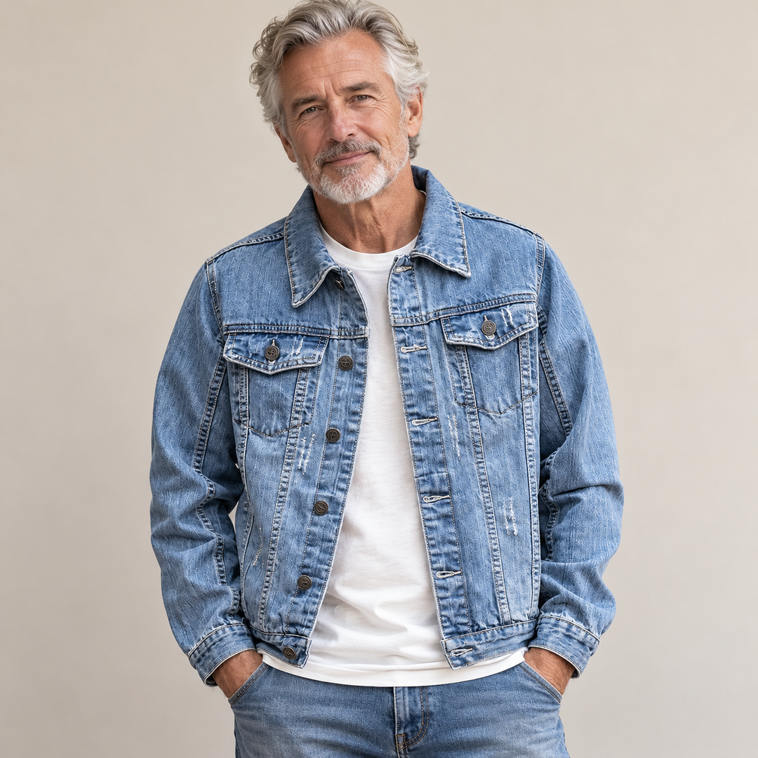 Drift Denim - Lässige Jeansjacke getragen von einem Mann ab 55 Jahren