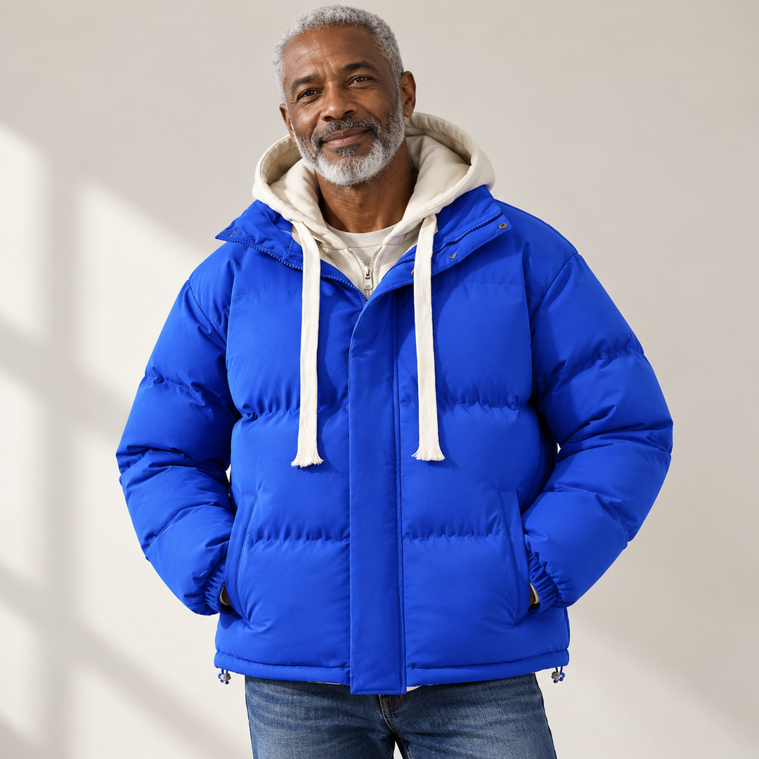 Cloud Nine Puffer - Vielseitige Herrenjacke getragen von einem Mann ab 55 Jahren