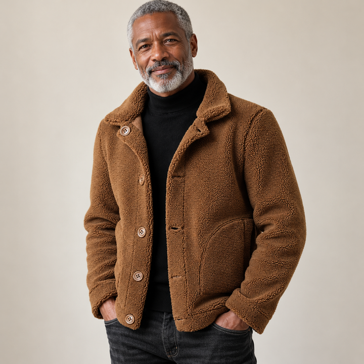 Lennox Reversible - Vielseitige Herrenjacke getragen von einem Mann ab 55 Jahren