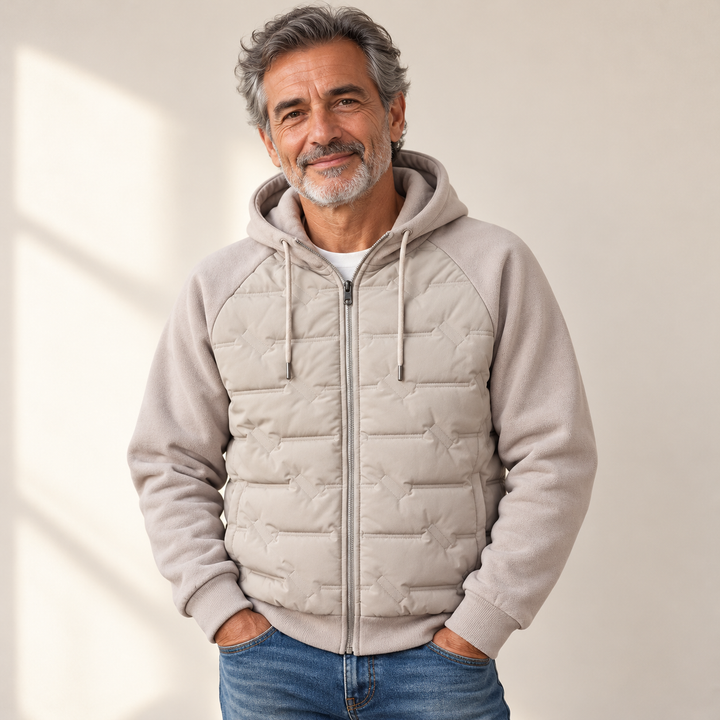 Hartford Quilted - Vielseitige Herrenjacke getragen von einem Mann ab 55 Jahren