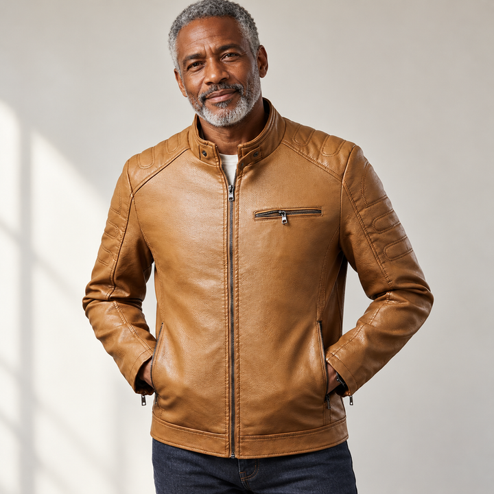 Ardente Moto - Vielseitige Herrenjacke getragen von einem Mann ab 55 Jahren