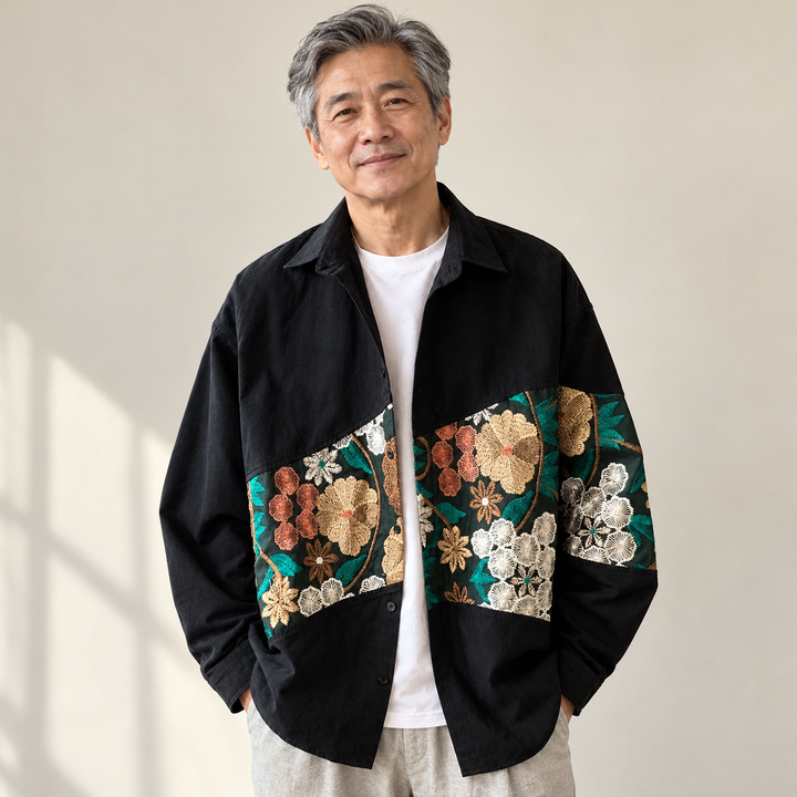 Heritage - Statement-Jacke mit floralen Details getragen von einem Mann ab 55 Jahren