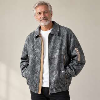 Forza - Vielseitige Herrenjacke getragen von einem Mann ab 55 Jahren