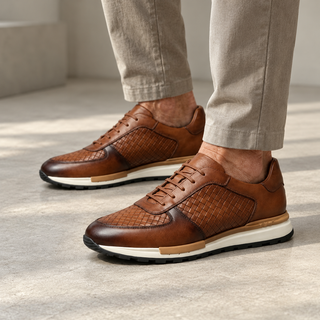 Montieri - Ledersneaker für Herren getragen von einem Mann ab 55 Jahren
