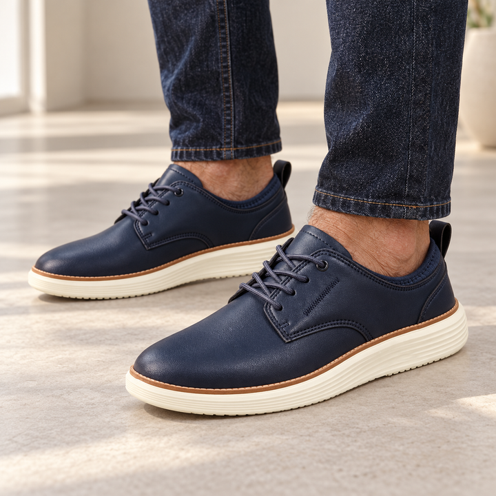 Carvelli - Ledersneaker für Herren gedragen von einem Mann ab 55 Jahren