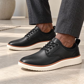 Ruvano - Ledersneaker für Herren getragen von einem Mann ab 55 Jahren