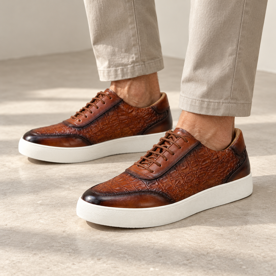 Bellagio - Lässige Ledersneaker getragen von einem Mann ab 55 Jahren