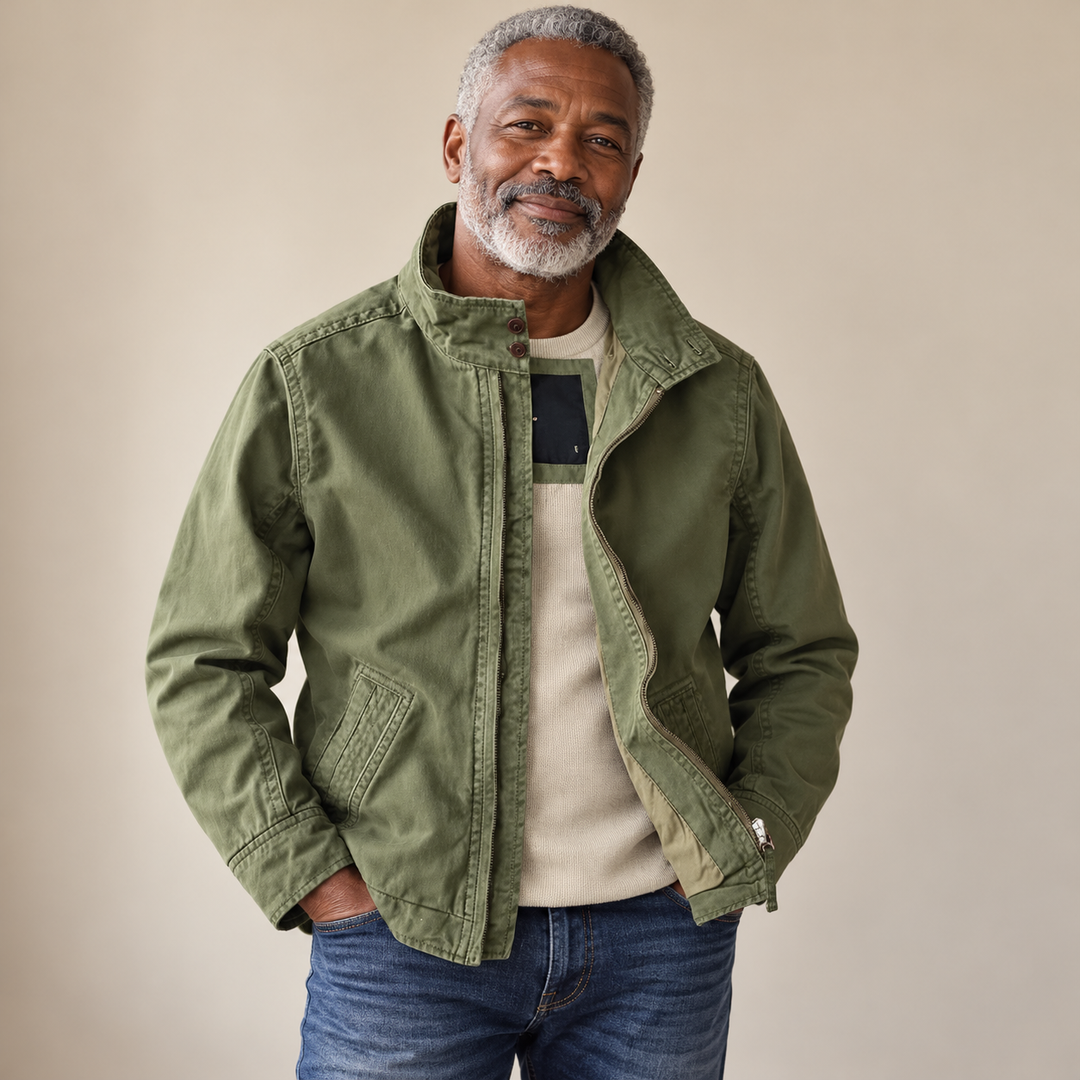 Marek – Herren-Utility-Jacke mit Taschen getragen von einem Mann ab 55 Jahren