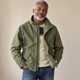 Marek – Herren-Utility-Jacke mit Taschen getragen von einem Mann ab 55 Jahren