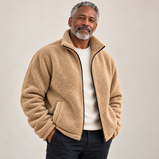 Hamlet – Herren-Fleecejacke mit hohem Wärmekomfort getragen von einem Mann ab 55 Jahren