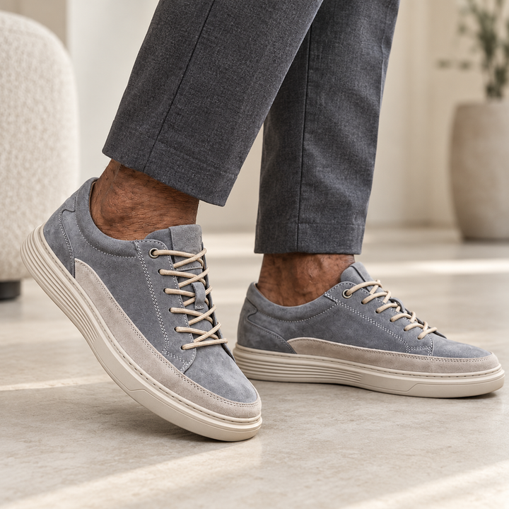 Werner – Herren-Wildleder-Sneaker getragen von einem Mann ab 55 Jahren