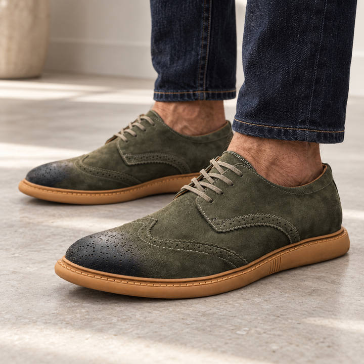 Marlo – Herren-Wildlederschuhe mit Brogue-Details getragen von einem Mann ab 55 Jahren