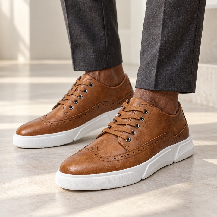 Calver – Herren-Leder-Sneaker mit Brogue-Details gedragen von einem Mann ab 55 Jahren