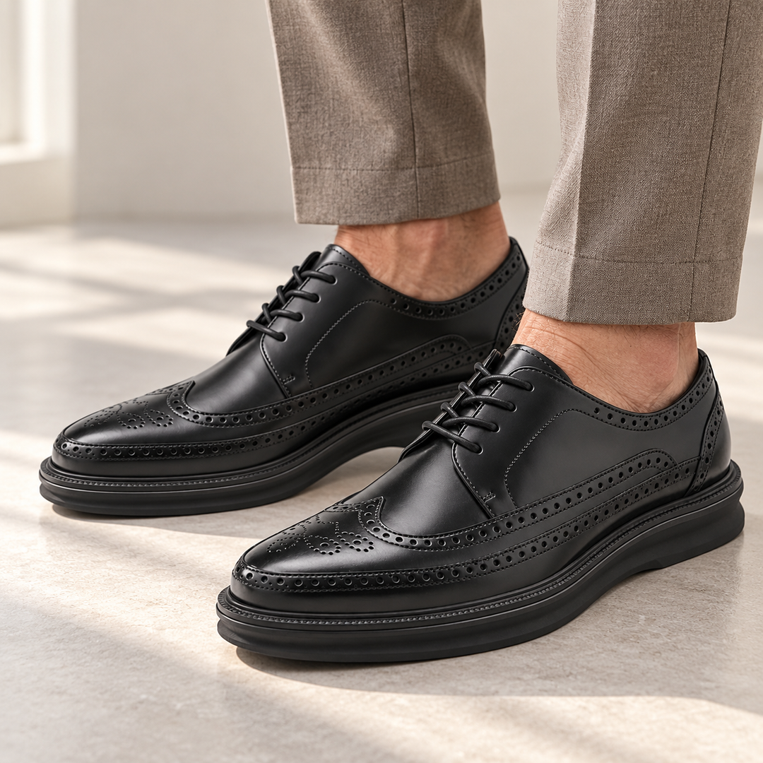 Ashton – Herren-Brogue-Sneaker aus Leder getragen von einem Mann ab 55 Jahren