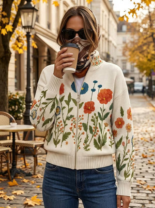 Ariel – Strickjacke mit Wildblumenmuster und Reißverschluss