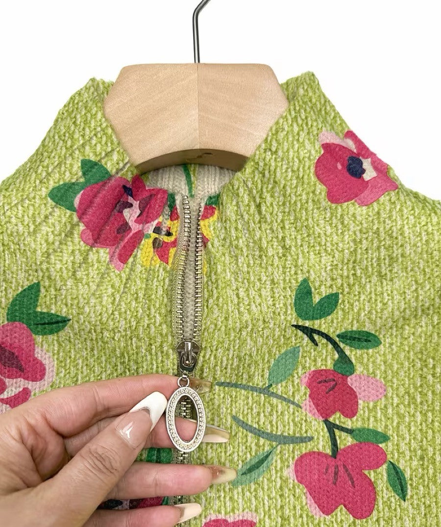 Ava – Strickjacke mit pinkem Blumenmuster und Reißverschluss