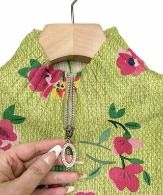 Ava – Strickjacke mit pinkem Blumenmuster und Reißverschluss