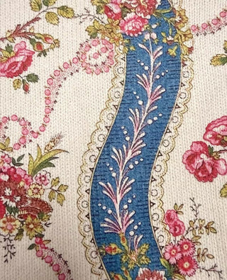 Kennedy – Strickjacke mit rankenden Rosen und Reißverschluss
