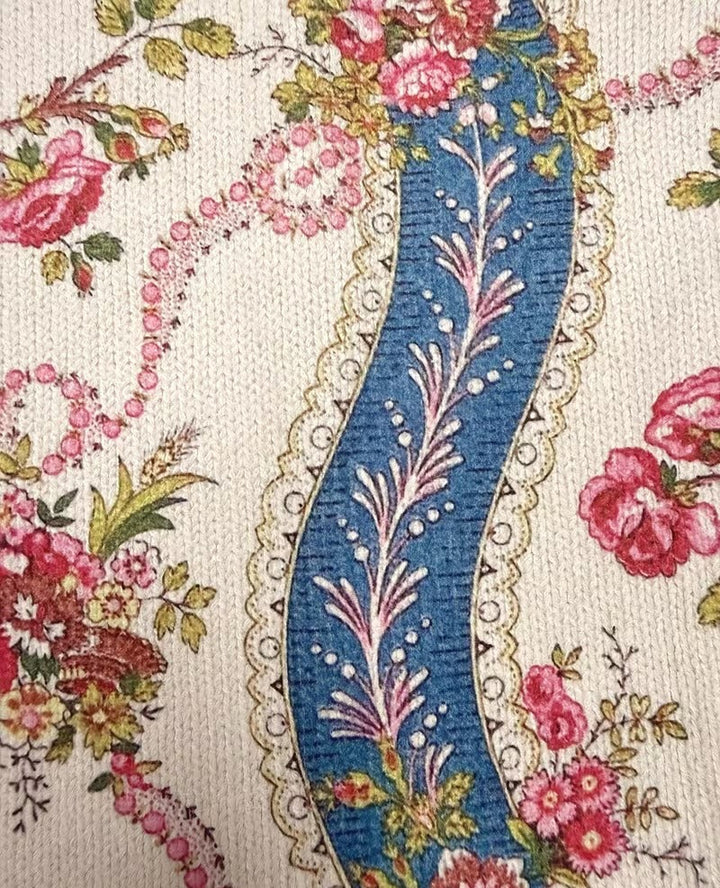 Kennedy – Strickjacke mit rankenden Rosen und Reißverschluss