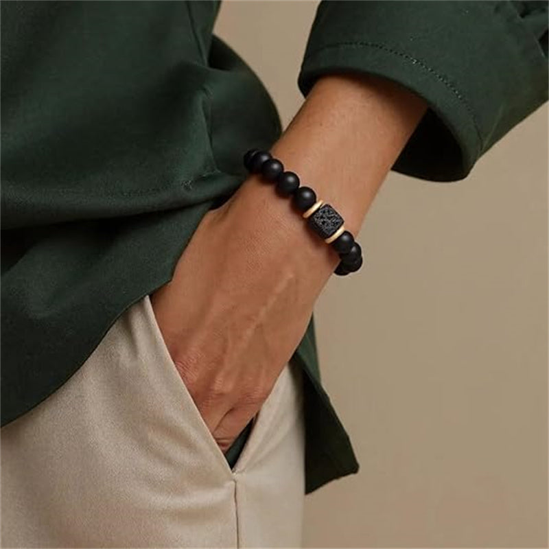 Noir Onyx- und Lavastein-Armband am Handgelenk